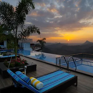 The Panoramic Getaway ***** מונאר